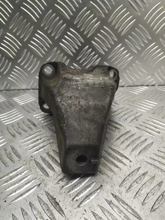 Кронштейн КПП к Audi A4 1998