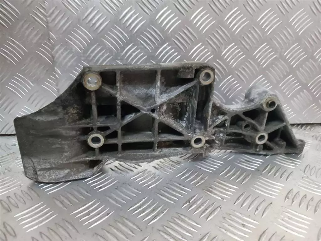 Кронштейн генератора к Volkswagen Golf 2003