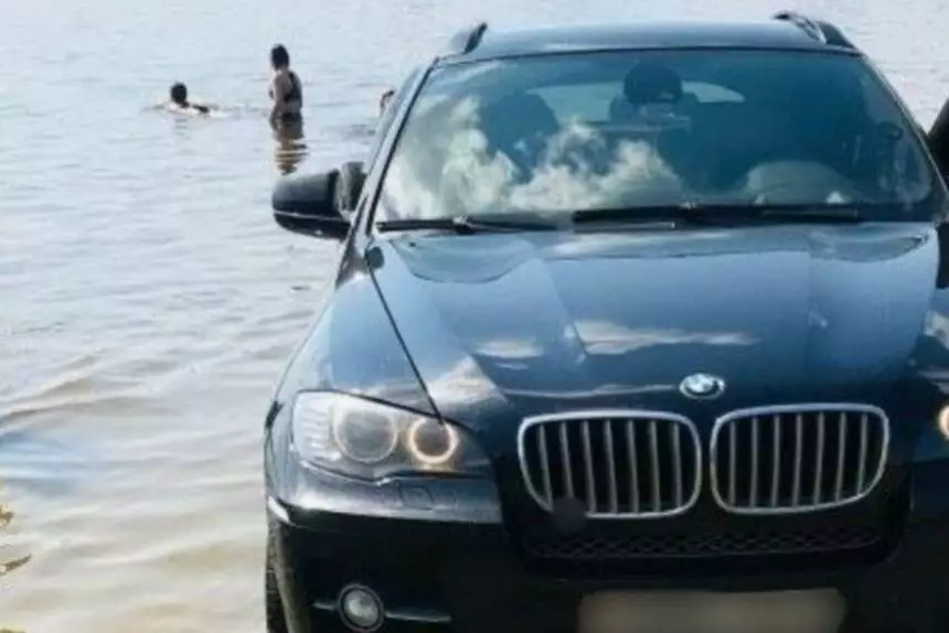 Водитель BMW заехал прямо в озеро