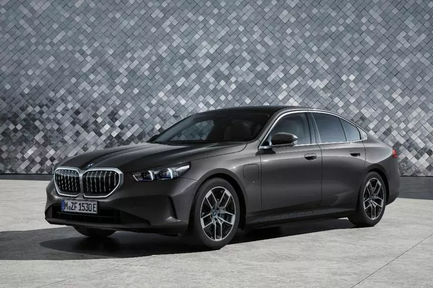Новейшие гибридные «пятерки» BMW покажут на автосалоне в Мюнхене