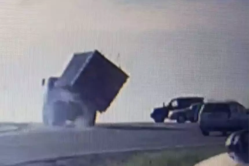 Опрокидывание грузовика в Минске попало на видео
