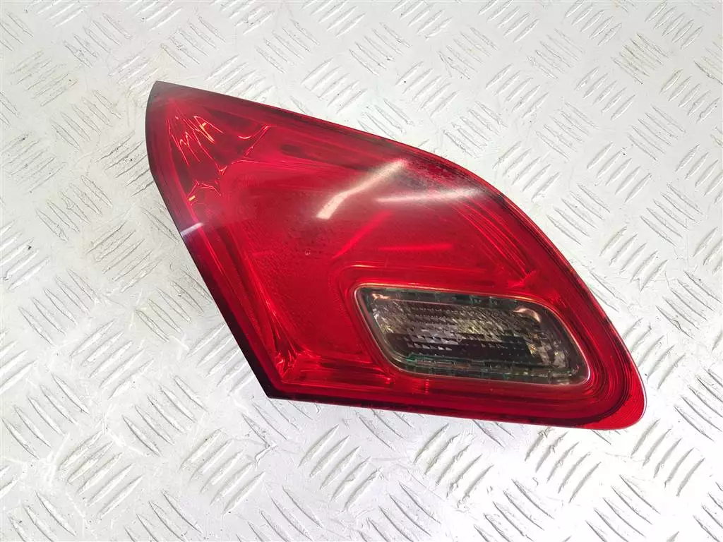 Фонарь крышки багажника левый к Opel Astra 2011