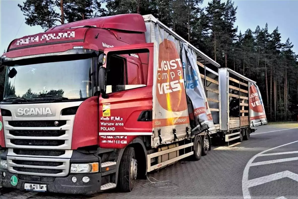 В Литве белорус вез две краденые легковушки в грузовике