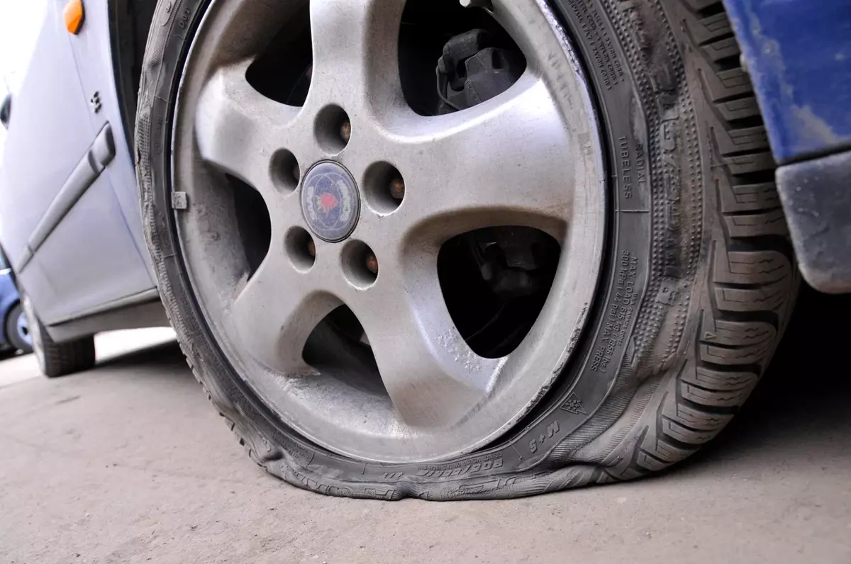 Автовладелец отсудила деньги за поврежденные в яме шины