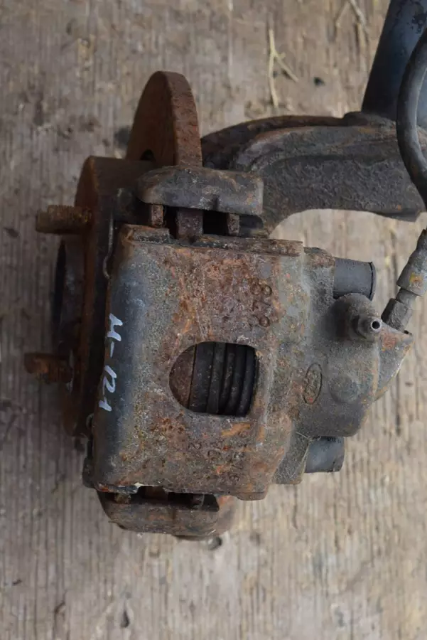 Суппорт передний правый к Ford Fiesta 1999