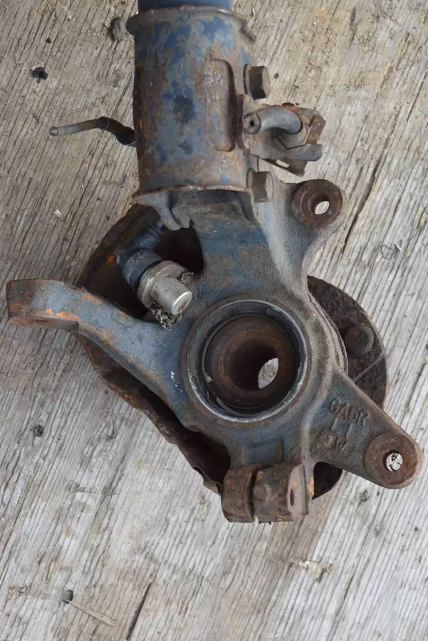 Кулак поворотный левый к Mazda 323 1996