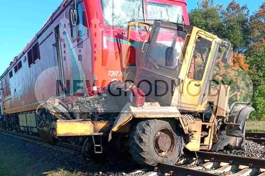 Поезд таранил выехавший на переезд погрузчик в Воложинском районе