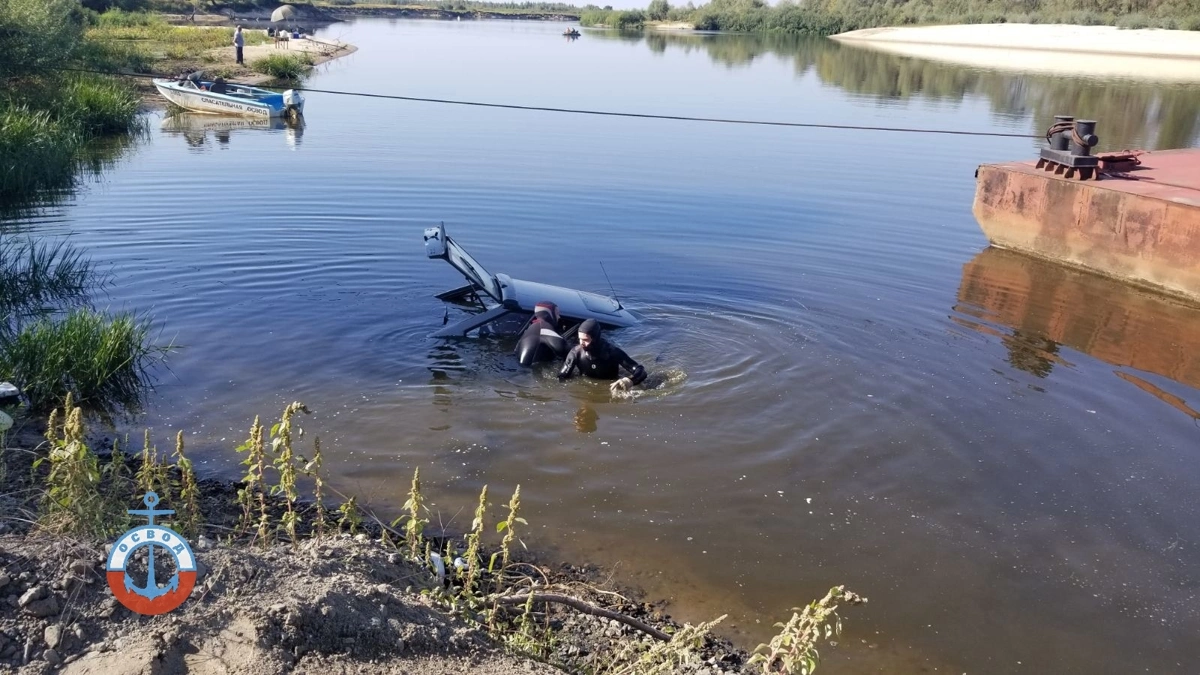 В Припяти утонул автомобиль