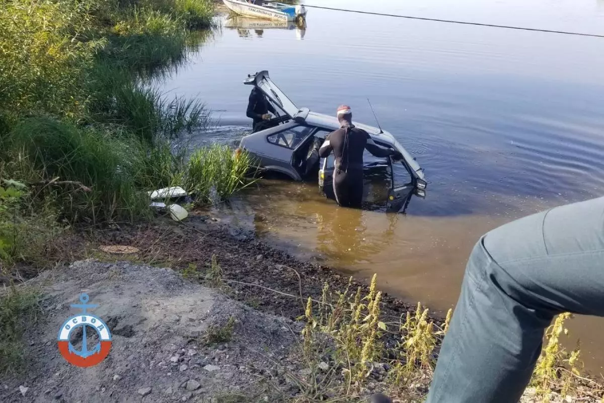 В Припяти утонул автомобиль