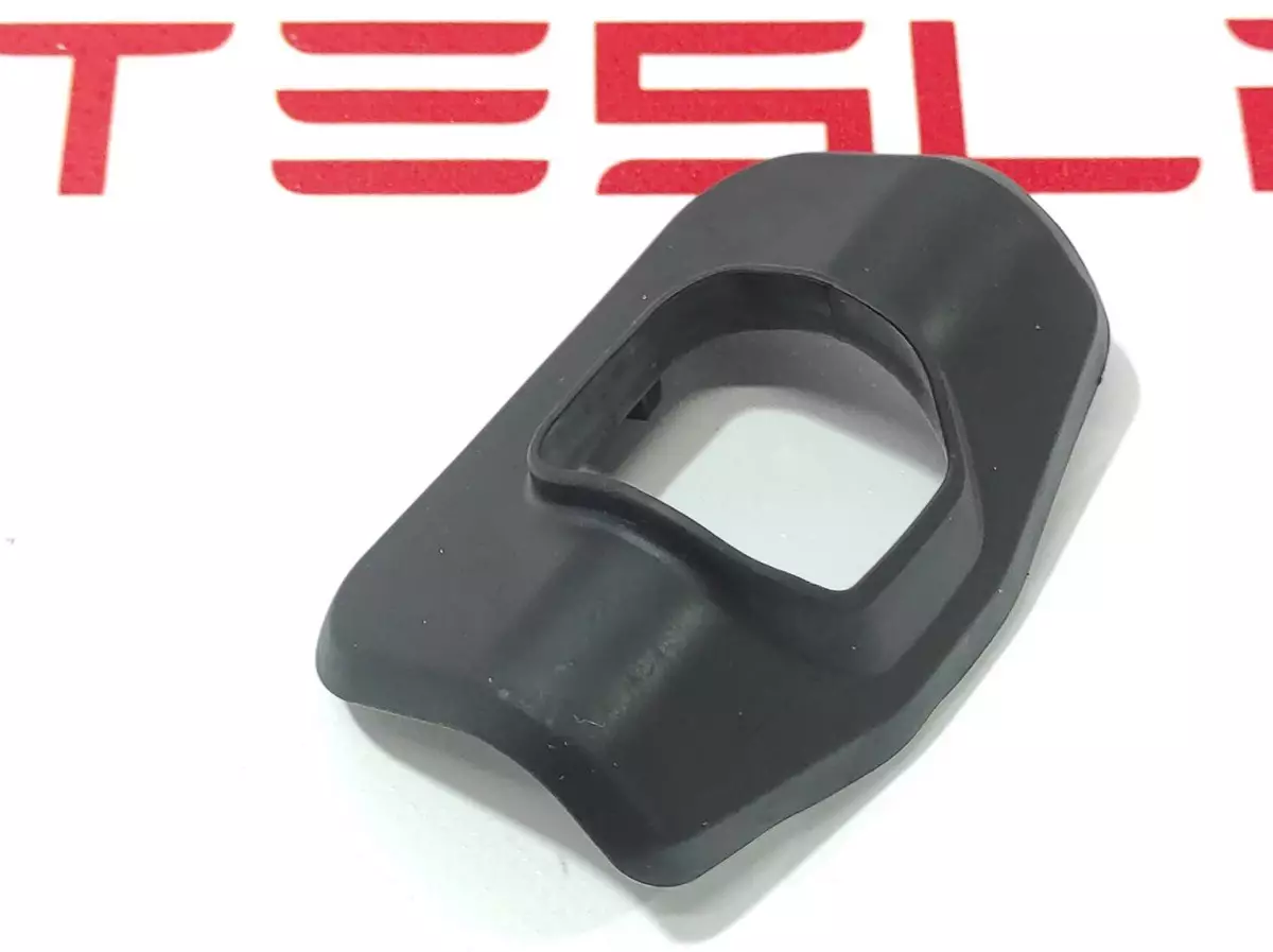 Уплотнитель двери передней правой к Tesla Model 3 2020