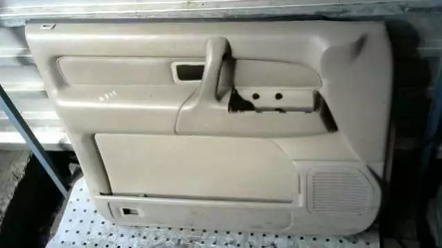 Обшивка двери передней левой (дверная карта) к Isuzu Trooper 2001