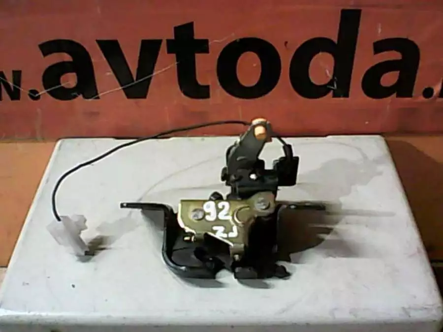 Замок (кнопка) крышки багажника к Mazda 323 1996