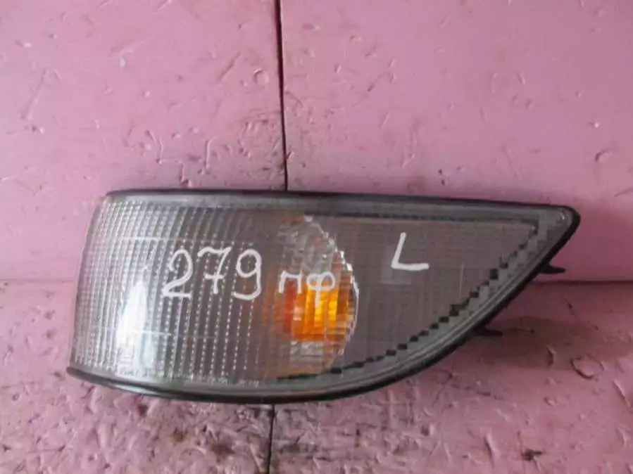 Поворотник левый к Mitsubishi Colt 1990