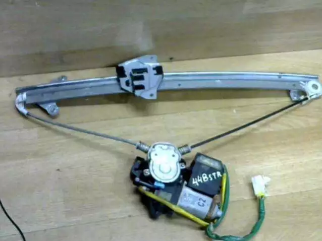 Стеклоподъемник к Mitsubishi Space Runner 2002