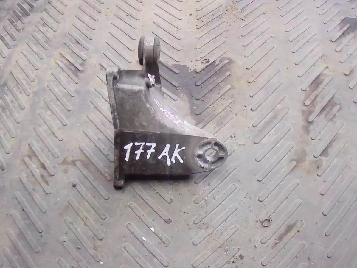 Кронштейн КПП к Audi A6 1998