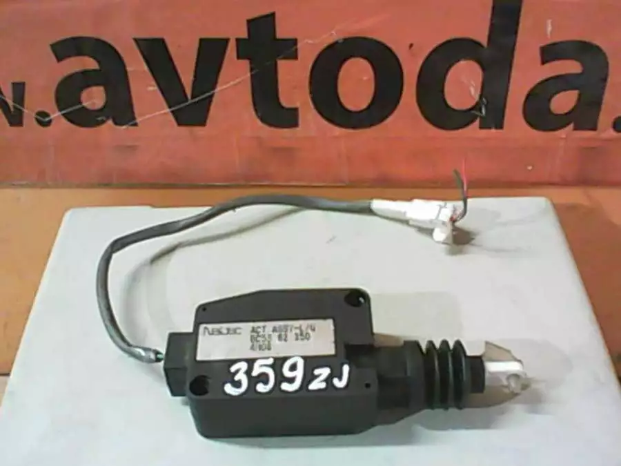 Замок (кнопка) крышки багажника к Mazda 323 1996