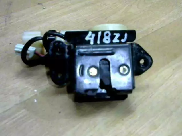 Замок (кнопка) крышки багажника к Mazda Premacy 2002