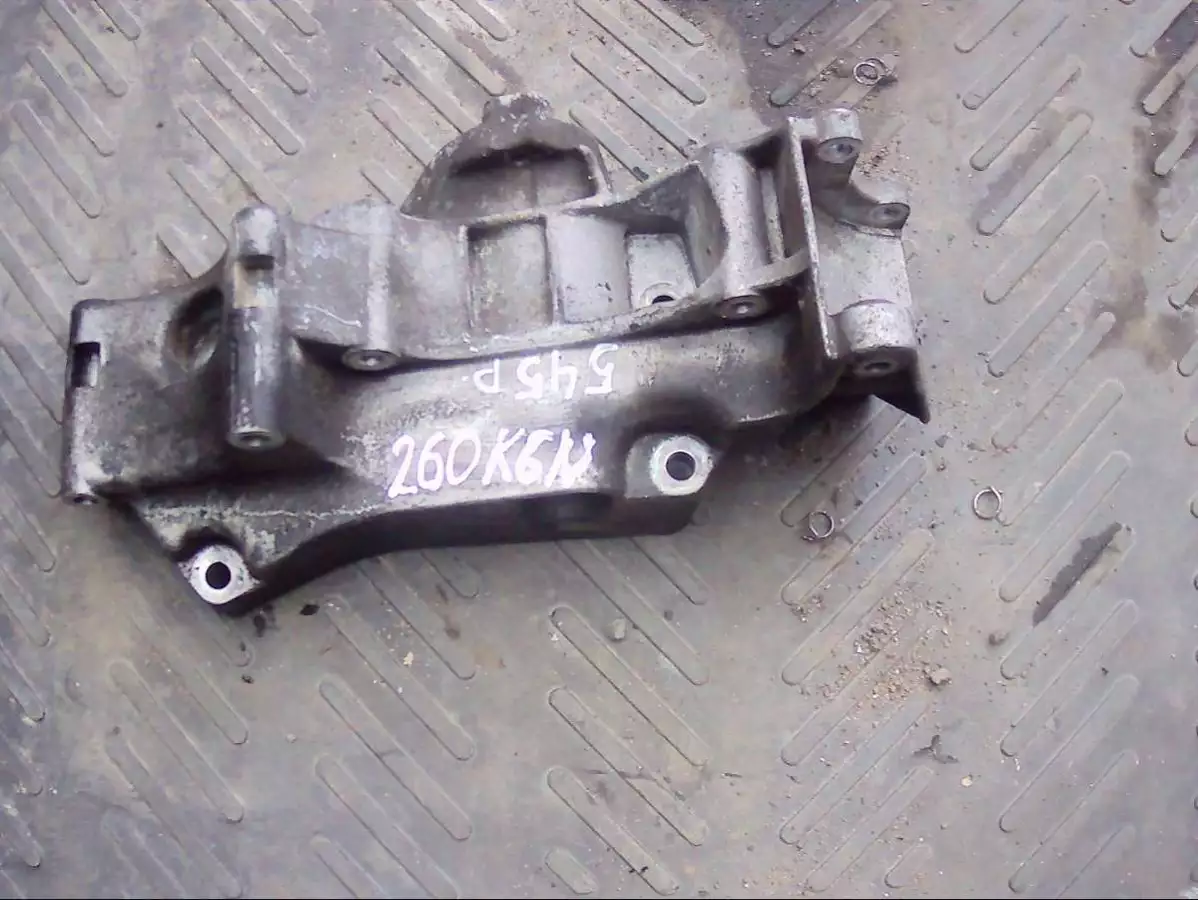 Кронштейн генератора к Volkswagen Golf 2003