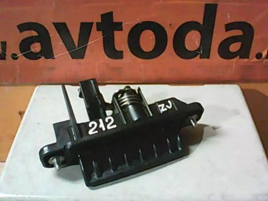 Замок (кнопка) крышки багажника к Mazda 3 2005