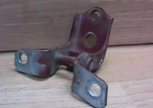 Петля двери к Mazda 3 2005