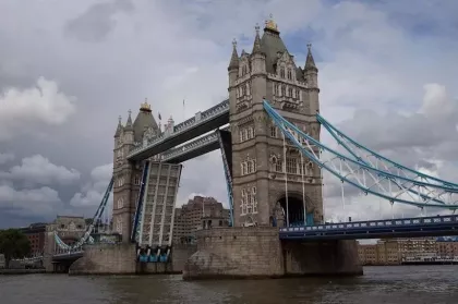Как в кино: вспоминаем прыжок лондонского рейсового автобуса через разводной мост