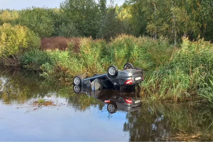 «Лада» опрокинулась в водоем под Калинковичами – водитель погиб