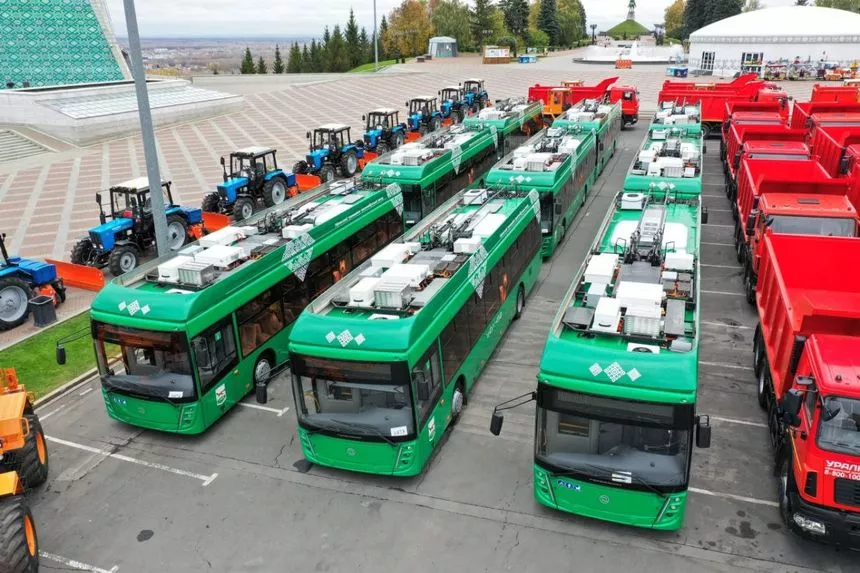 Более 70 единиц техники Беларусь передала Башкирии – самосвалы, погрузчики, тракторы, троллейбусы