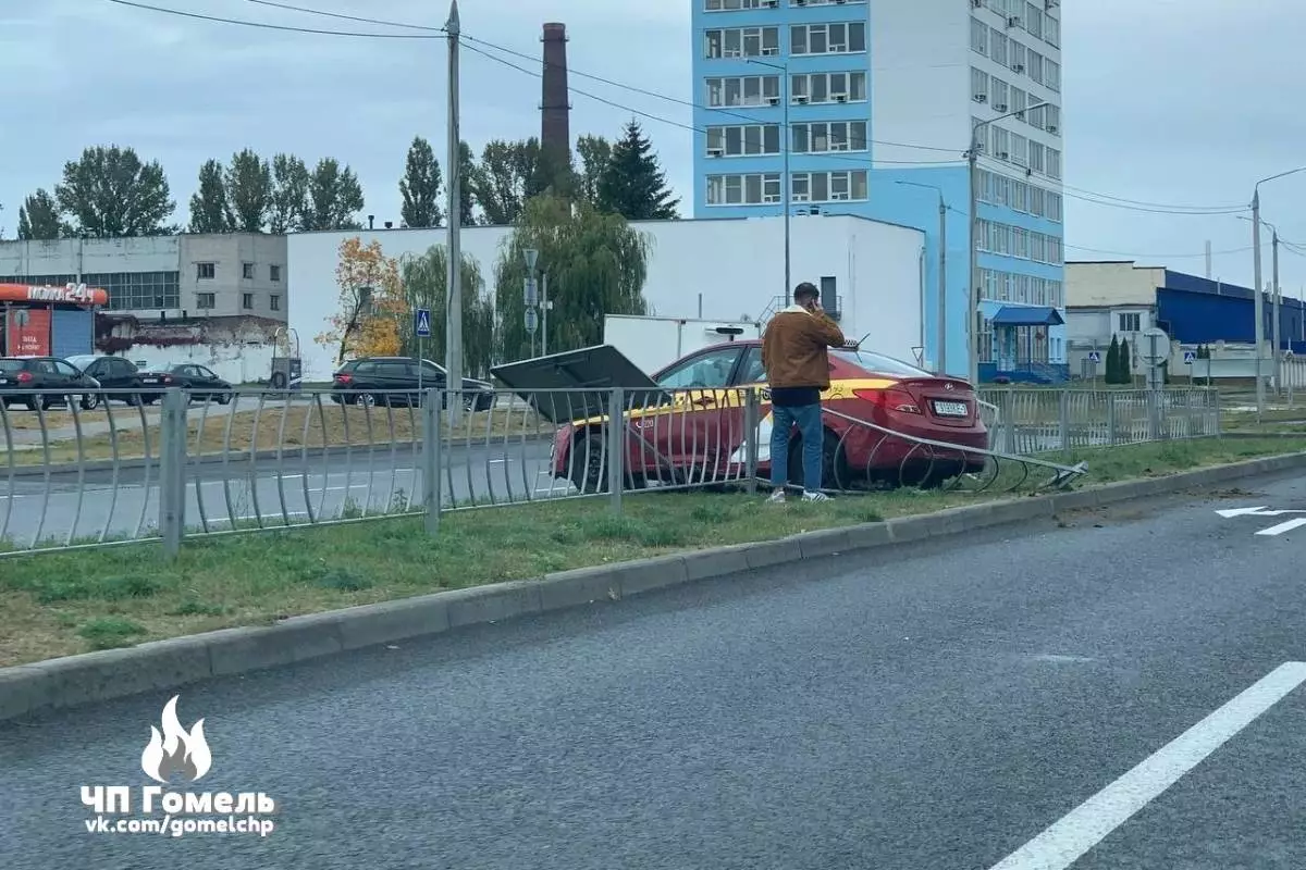 Автомобиль-такси вылетел в ограждение в Гомеле