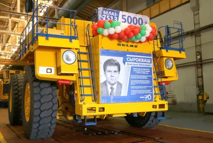 130-тонные карьерные самосвалы БЕЛАЗ готовятся к работе в алмазном карьере