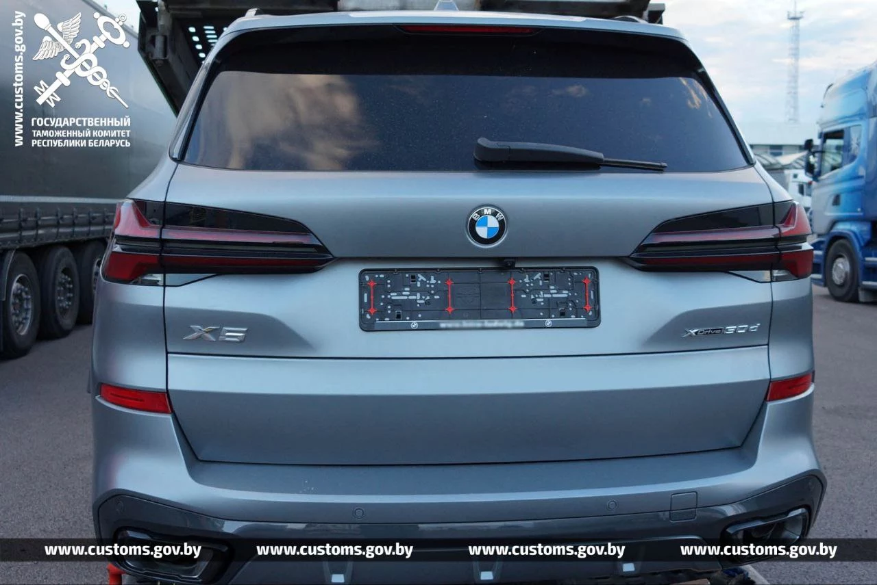 Через Козловичи везли BMW X5 по заниженной стоимости