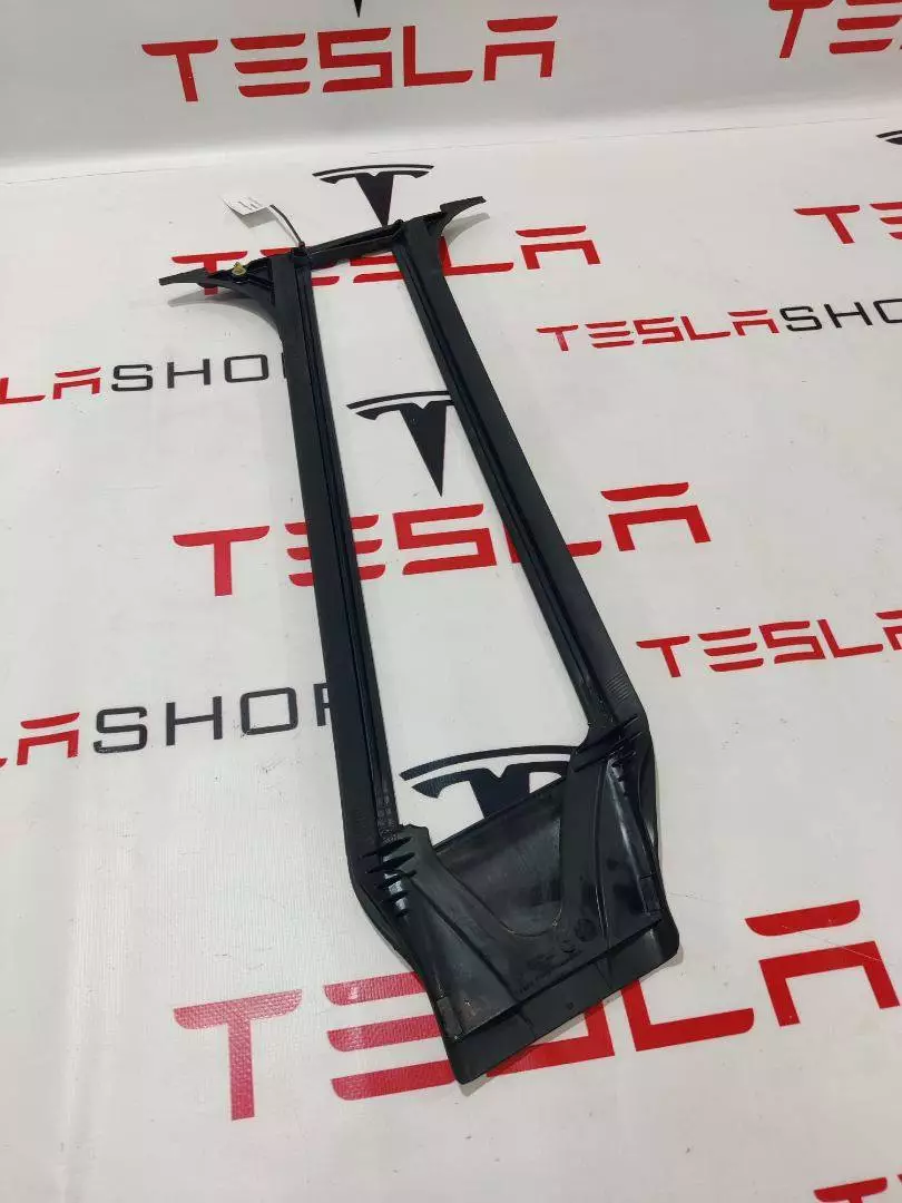 Уплотнитель к Tesla Model Y 2021