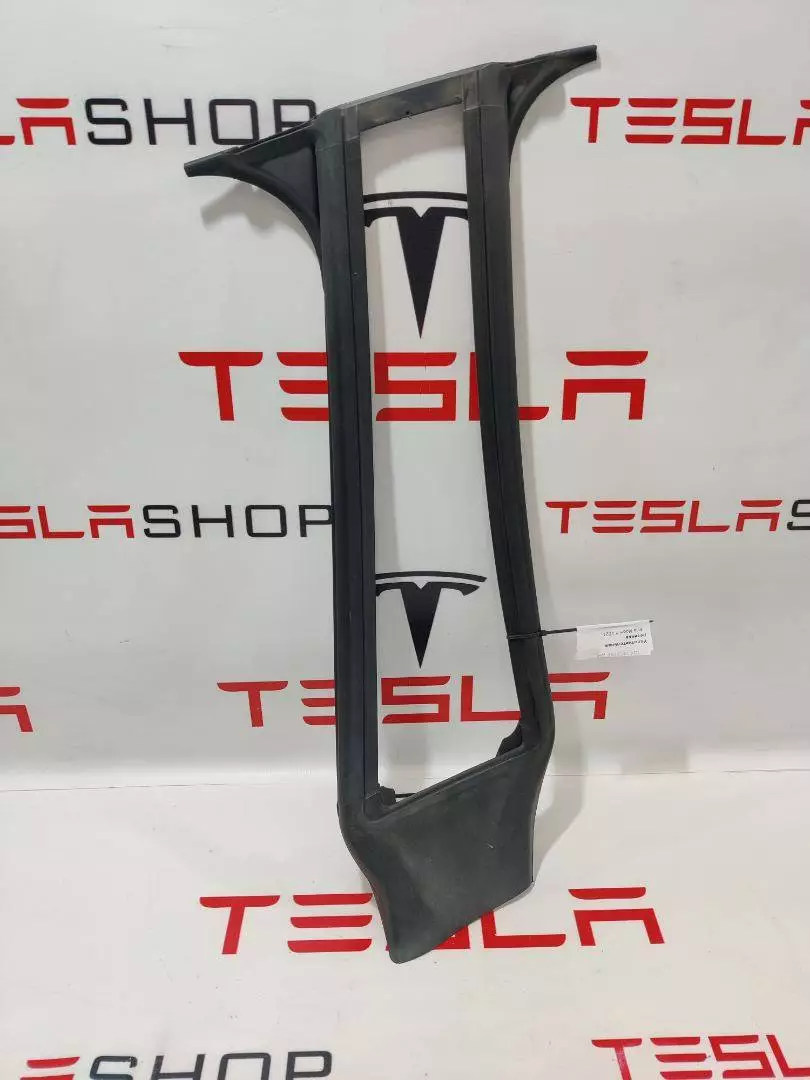 Уплотнитель к Tesla Model Y 2021