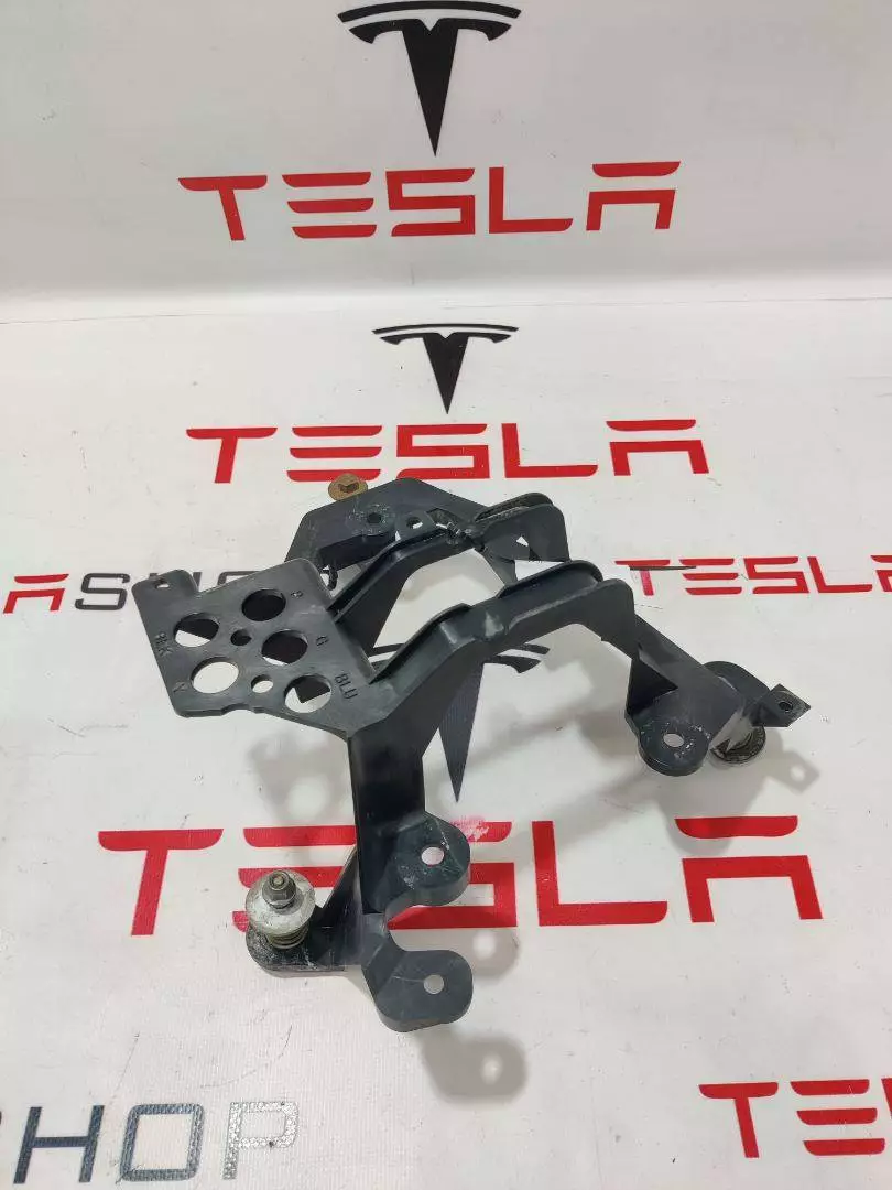 Кронштейн крепления бампера к Tesla Model S 2014