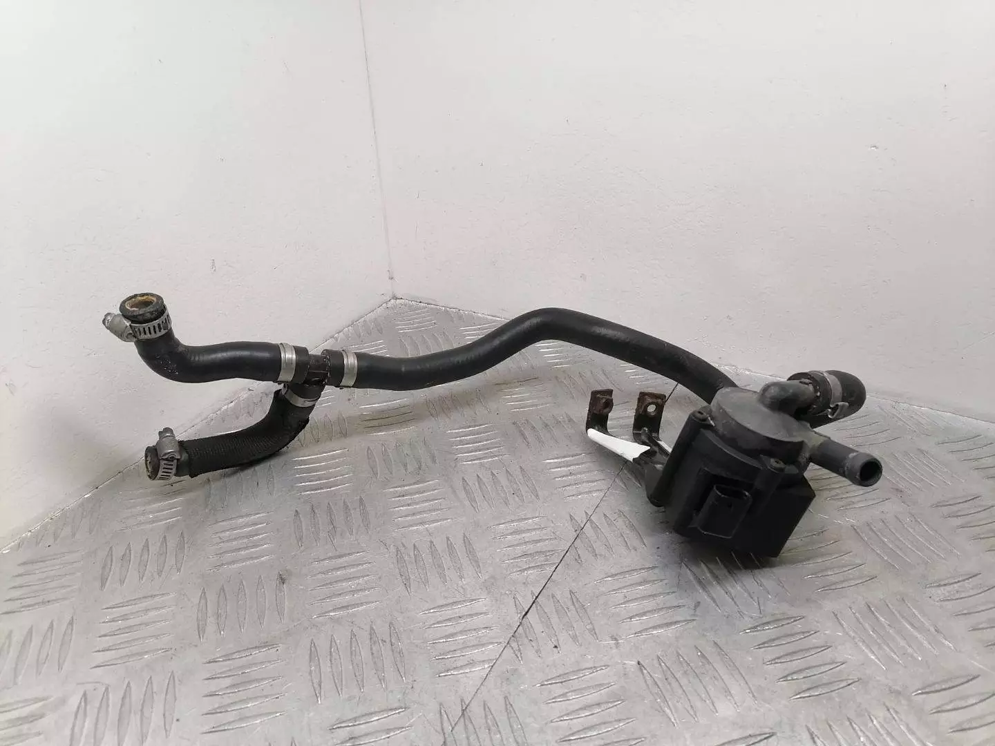 Помпа к BMW  2013