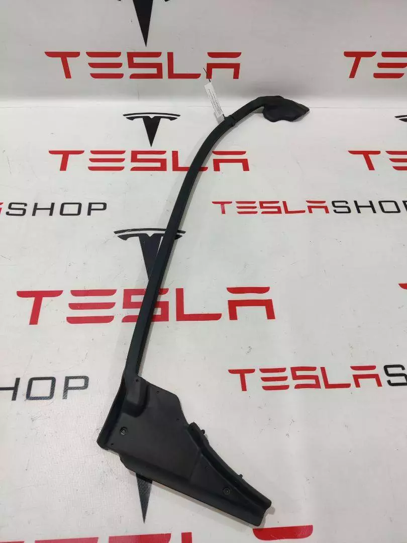 Уплотнитель к Tesla Model S 2022