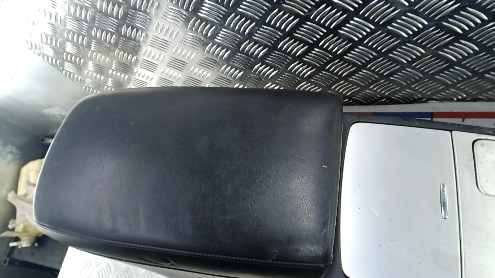 Подлокотник к Nissan Murano 2010