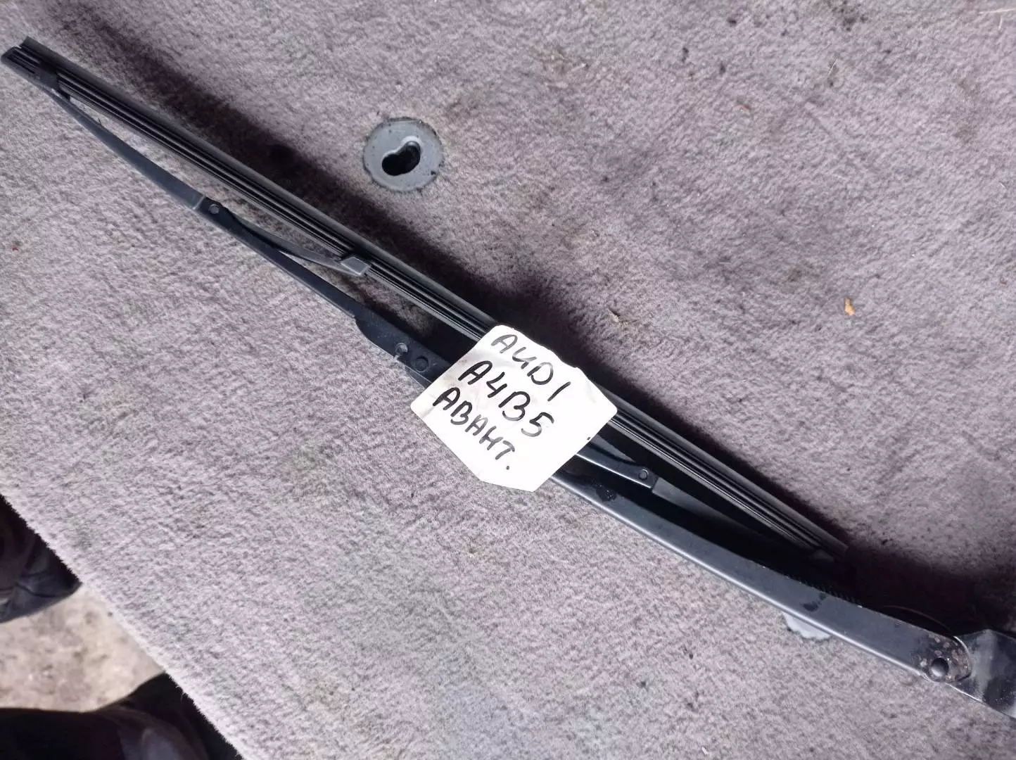 Щеткодержатель задний к Audi A4 1997