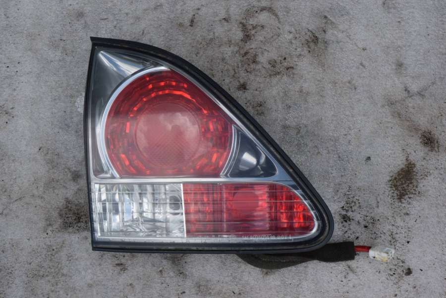 Фонарь крышки багажника левый к Lexus RX 2002