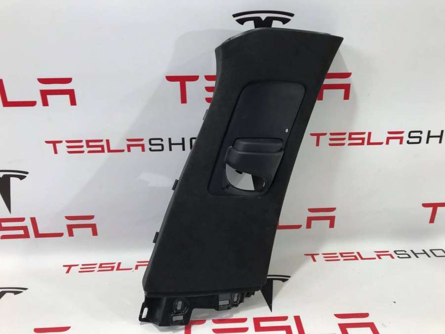 Обшивка стойки к Tesla Model X 2017