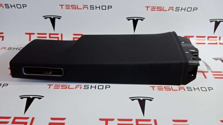 Обшивка стойки к Tesla Model X 2020