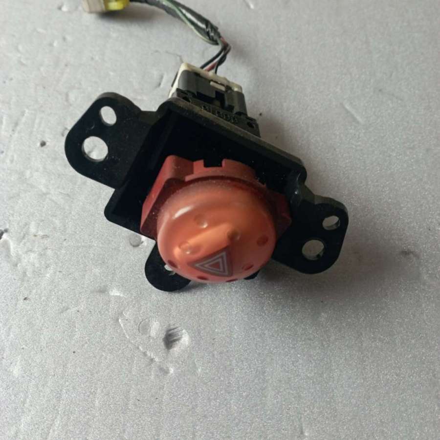Кнопка  к Nissan Almera Tino 2001