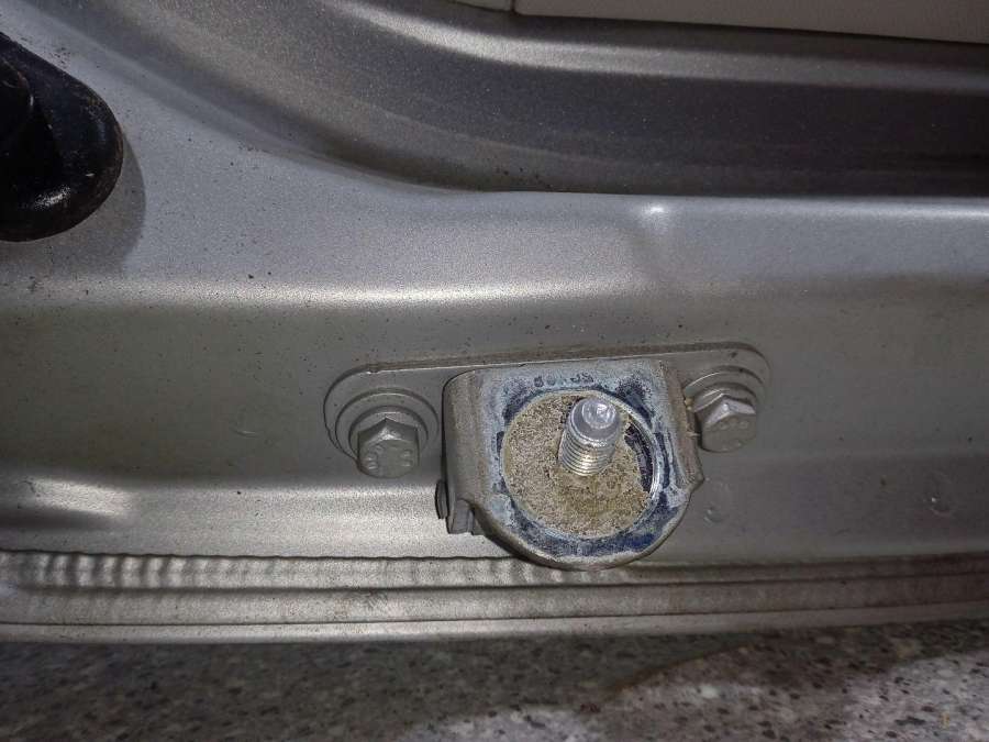 Петля крышки багажника к Renault Laguna 2009