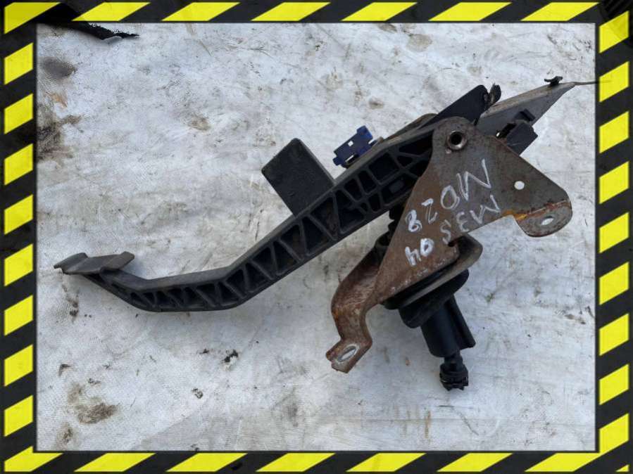 Педаль тормоза к Mazda 3 2004