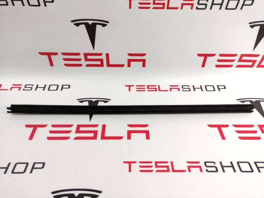 Уплотнитель к Tesla Model S 2014