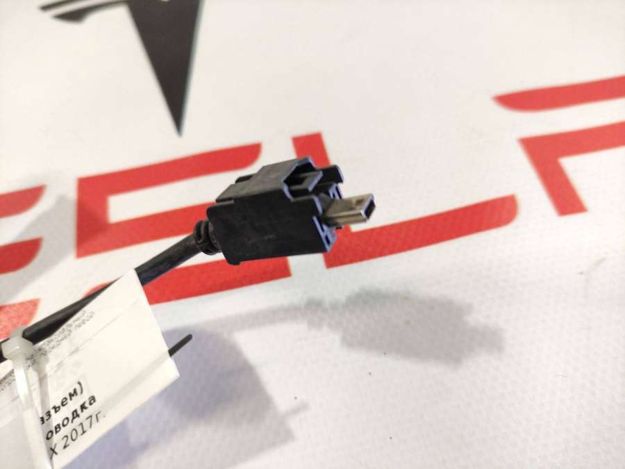 Разъем AUX / USB к Tesla Model X 2017
