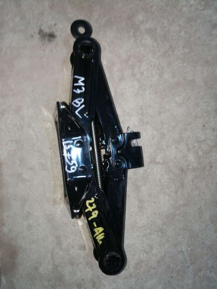 Домкрат к Mazda 3 2009