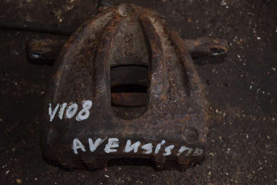 Суппорт передний правый к Toyota Avensis 2004