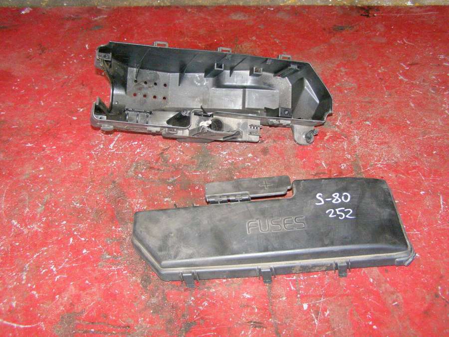 Короб предохранителей к Volvo S80 2001