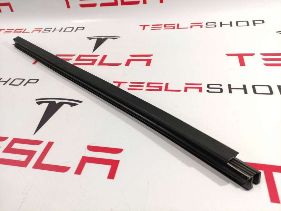 Уплотнитель к Tesla Model S 2014