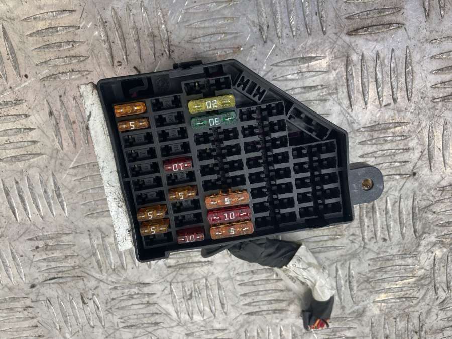 Короб предохранителей к Volkswagen Passat 2008
